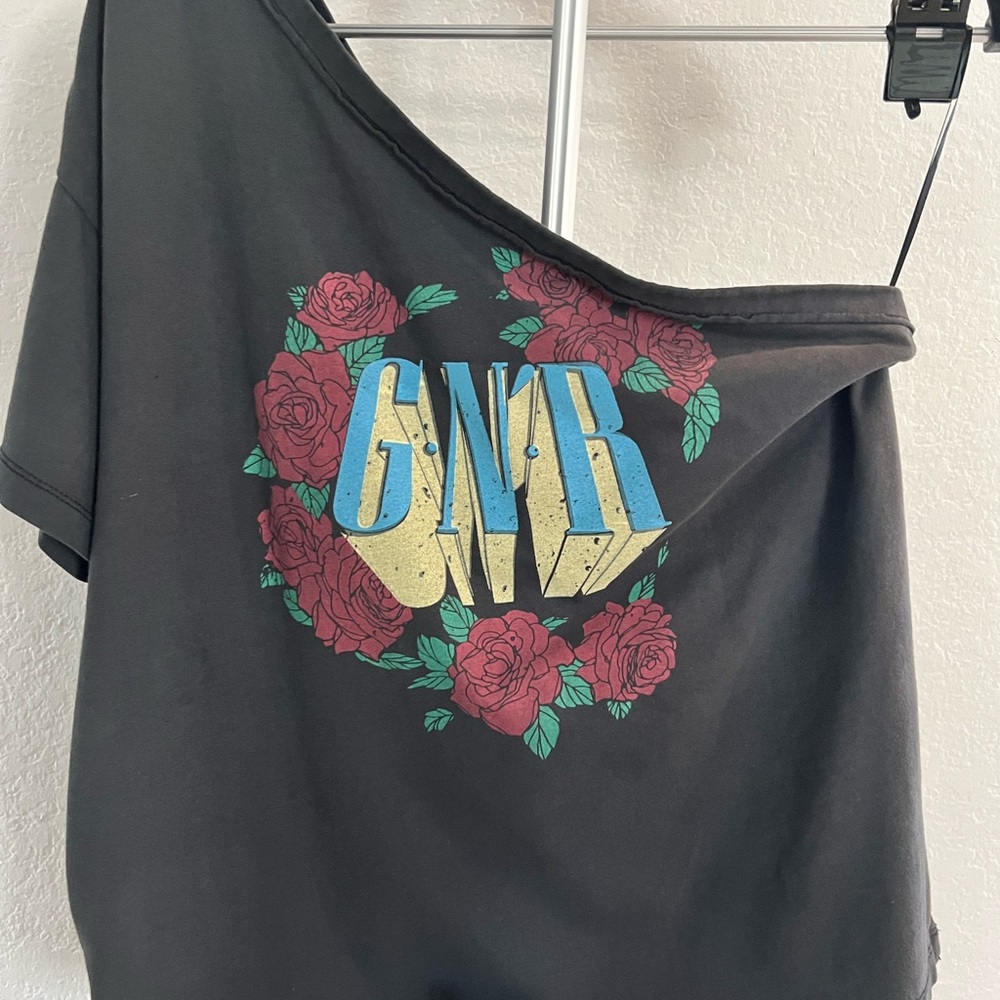 Anthropologie Women’s Pilcro Guns N Roses One-Shoulder Graphic Tee, Size M - Picture 2 of 4